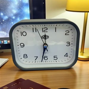 Ceas de masă analogic cu ramă gri și cadran alb, ideal pentru dormitor sau birou