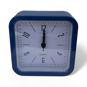Ceas de masă analogic minimalist pătrat cu ramă albastra și cadran alb, ideal pentru dormitor sau birou modern