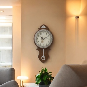 Ceas de perete vintage cu pendul lung decorativ, design clasic rotund cu detalii elegante, ideal pentru decor interior