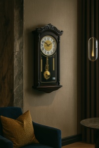 Ceas de perete cu pendul, design clasic și finisaje elegante aurii, stil clasic