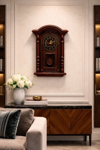 Ceas de perete retro , design tradițional cu coloane sculptate și pendul ornamental, perfect pentru interioare elegante și rustice.