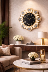 ceas de perete elegant cu design floral, rame aurii și decorațiuni strălucitoare argintii