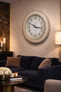 ceas de perete oval cu rama decorata cu strassuri elegante