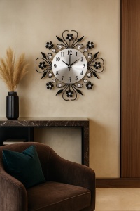 Ceas de perete decorativ cu cadran argintiu și motive florale negre, design elegant cu cristale ornamentale