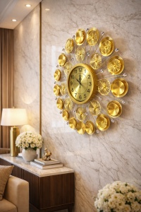 Ceas de perete metalic auriu cu flori decorative