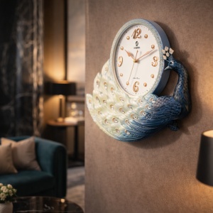 ceas decorativ de perete cu design în formă de păun albastru și verde, cu coadă elegantă și cadran alb