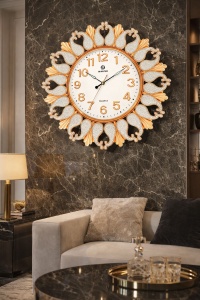 Ceas de perete modern alb cu design floral auriu si detalii decorative elegante