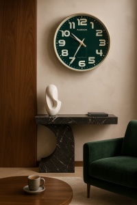 Ceas de perete silențios cu mecanism fără tic-tac, cadran verde elegant și cifre albe clare,cu fosfor perfect pentru spații moderne sau de lucru.