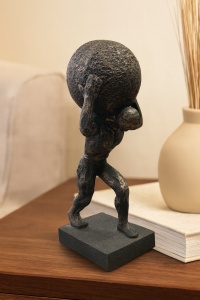 Statuetă decorativă Atlas în stil abstract, realizată din rășină, reprezentând un personaj uman care poartă pe umeri greutatea lumii.