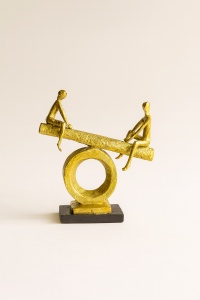 Figurine moderne aurii reprezentând două persoane pe un leagăn stilizat, montat pe suport circular