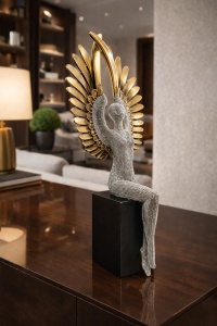 Statueta decorativa inger alb cu aripi aurii ridicate, figurina eleganta pentru living