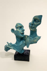 Figurină abstractă două chipuri, sculptură artistică în nuanțe de albastru și auriu, pe soclu negru