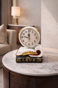 Ceas decorativ romantic cu carti si mesaj LOVE pentru casa
