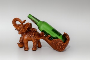 Statuetă suport de vin din rășină maro, elefant decorativ pentru sticlă