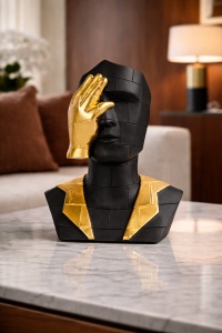 Statueta decorativa bust abstract negru cu mana aurie pe fata, simbol nu vad, figurina moderna pentru living