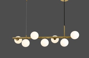 Lustră modernă aurie cu globuri din sticlă opal, design minimalist liniar pentru iluminat decorativ elegant