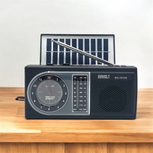 radio portabil negru cu antenă telescopică și panou solar rabatabil