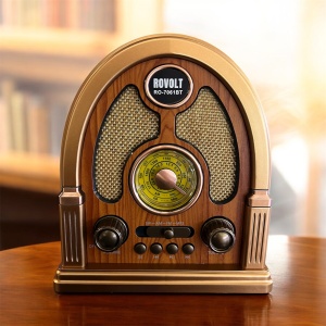 radio vintage cu design retro, carcasă din lemn și elemente aurii, butoane rotative și scală analogică iluminată