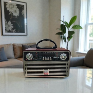 radio portabil retro cu carcasă maro și grilaj , mâner negru și antenă telescopică extensibilă