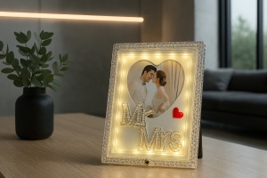 Ramă foto nuntă cu LED și mesaj Mr & Mrs
