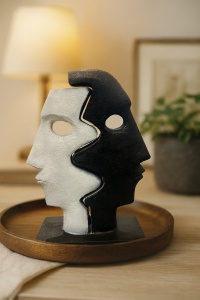 Statuetă decorativă abstractă două fețe alb-negru, simbol dualitate și echilibru