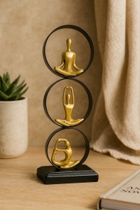Decorațiune elegantă cu trei siluete aurii realizând posturi de meditație și yoga, dispuse vertical în cercuri negre, simbol al echilibrului și armoniei interioare