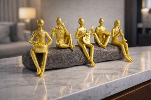 Statuetă aurie abstractă reprezentând o trupă muzicală