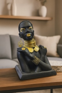 Statuetă femeie africană stilizată, în negru și auriu. Element decorativ deosebit, ce aduce rafinament și autenticitate