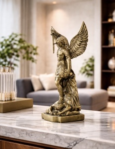 Statuetă Arhanghelul Mihail, simbol al protecției divine, dreptății și victoriei asupra răului