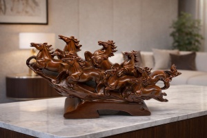 Statuetă decorativă cu șapte cai în galop, simbol Feng Shui al succesului și prosperității