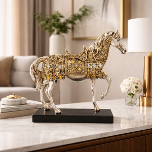 Statuetă decorativă cal elegant, figurina ornamentală pentru living sau birou