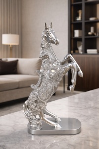 Figurină cal cabrat argintiu cu detalii sculptate, decor modern pentru casă sau birou