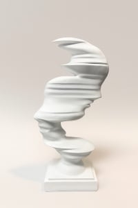 Figurină abstractă albă cu forme fluide, siluetă stilizată pe soclu pătrat