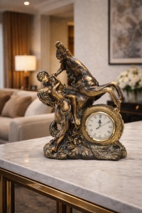 Statuetă decorativă cu doi îndrăgostiți pe cal și ceas ornamental