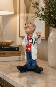 Statueta decorativa medic cu stetoscop, figurina haioasa pentru cabinet sau birou
