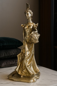 Statuetă decorativă doamnă în rochie de epocă cu coș de flori – bronz patinat