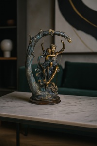 Figurină decorativă romantică cu doi îndrăgostiți pe leagăn