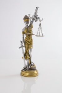 Simbol artistic al dreptății și echilibrului, statueta zeiței Justiției cu balanță și sabie
