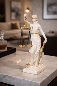 Statueta decorativa zeita Justitia cu balanta figurina simbol dreptate