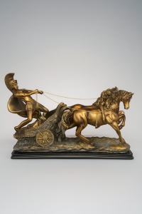 Figurină bronzată cu gladiator în car de luptă