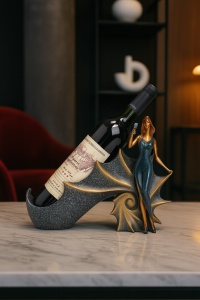 Statuetă suport sticlă vin cu femeie elegantă și design artistic valuri aurii