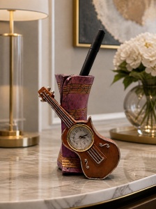 Suport decorativ pentru pixuri cu chitara si ceas, accesoriu elegant pentru birou