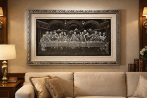 Tablou Cina cea de Taină în relief argintiu, cu ramă ornamentală elegantă și fundal negru, artă religioasă pentru decor interior.