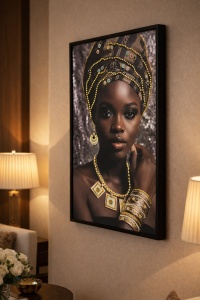 Tablou decorativ cu portret de femeie africana, bijuterii aurii si turban elegant