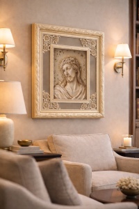 tablou religios cu Iisus purtând coroana de spini, relief alb-crem, încadrat într-o ramă decorativă cu margini oglindă și detalii florale sculptate