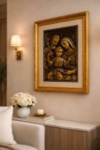 tablou religios reprezentând Sfânta Familie, relief auriu cu ramă decorativă clasică, finisaj elegant și detalii fine