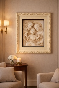 tablou religios cu Sfânta Familie, realizat în relief crem, în ramă elegantă bej cu motive sculptate