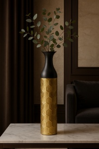 Vază decorativă din metal cu finisaj auriu și negru