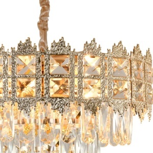 Candelabru elegant auriu cu cristale tip picătură, design în trepte pentru iluminat de lux