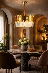 Candelabru modern auriu cu cristale transparente, design luxos suspendat